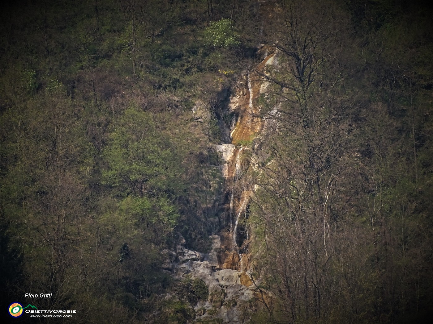 47 Le cascatelle della Valle di Carubbo riprese al maxi-zoom da Stabello.JPG